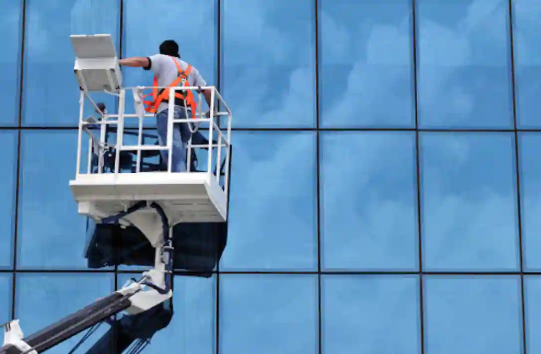 best facade glass cleaning service